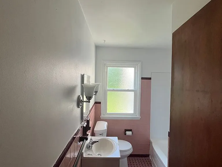 33 Van Olinda St — Photo 8