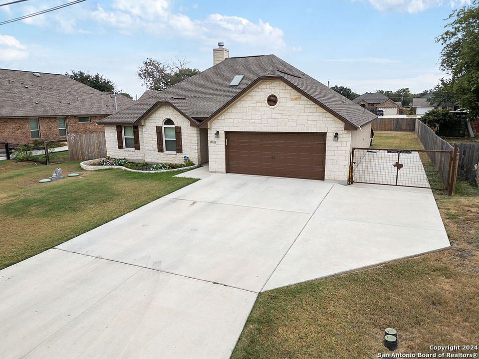 1st image of 15742 CHIPPEWA BLVD