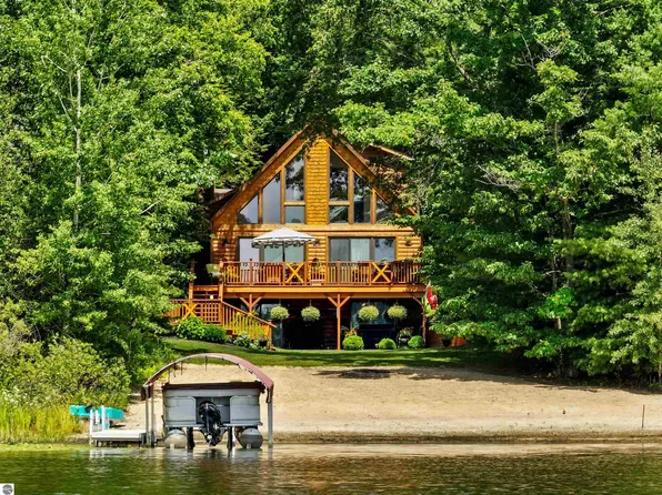 9346 Point Lookout Dr, Cadillac, MI 49601