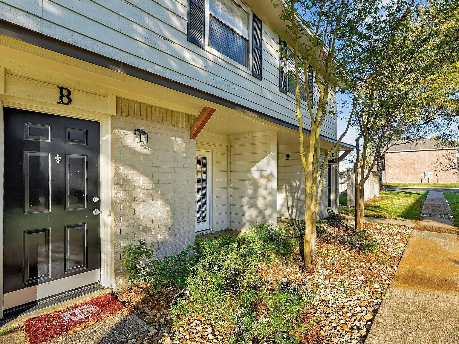 2 bed, 1.5 bath, 1088 sqft, $1,300 — Photo 2