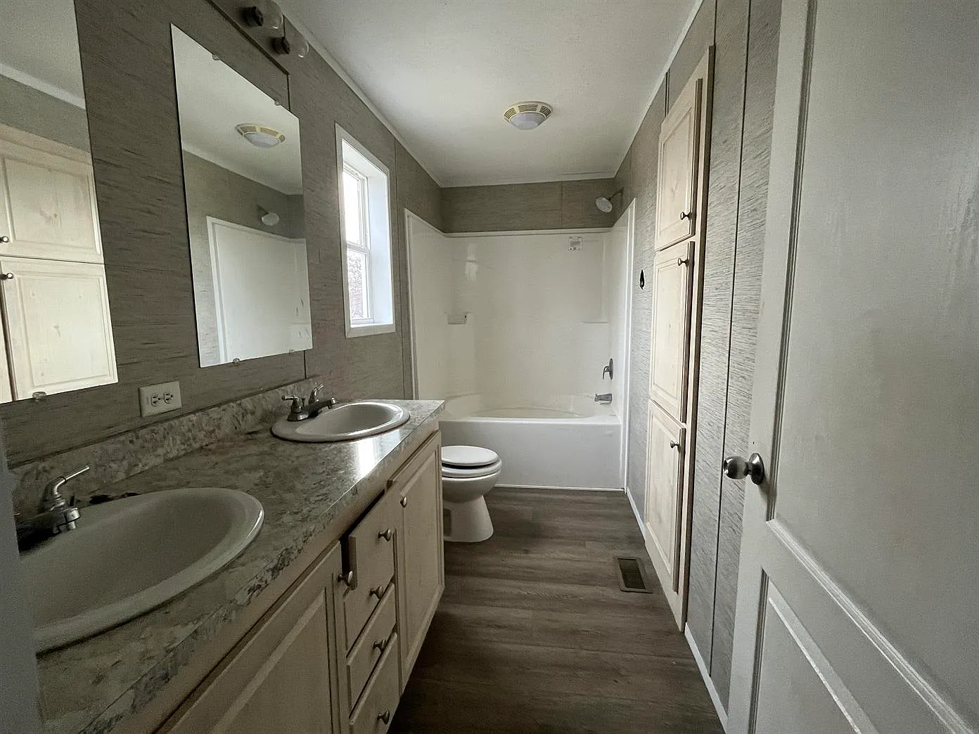3 bed, $1,149 — Photo 2