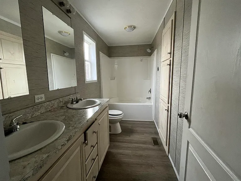 2588 E Crossway Ln — Photo 2