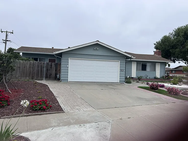 877 Loyola Dr — Photo 1