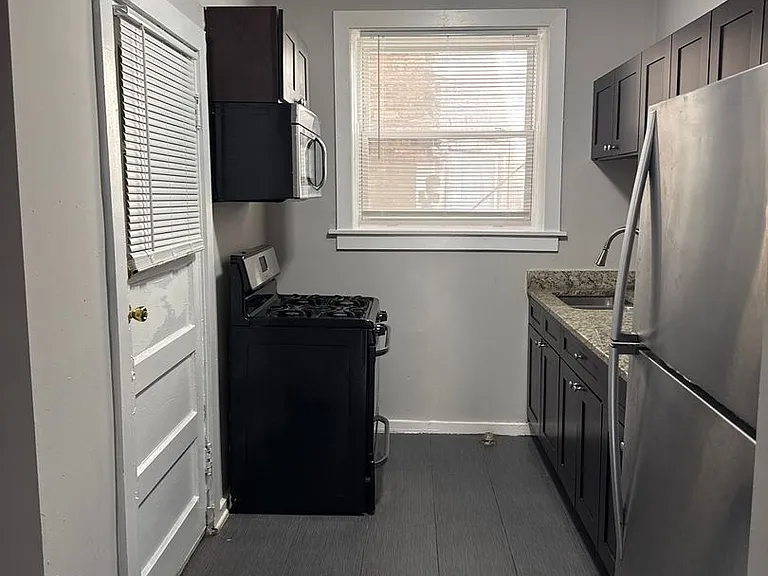 SPACIOUS 2 BEDROOM APARTMENTS AVAILABLE — Photo 42
