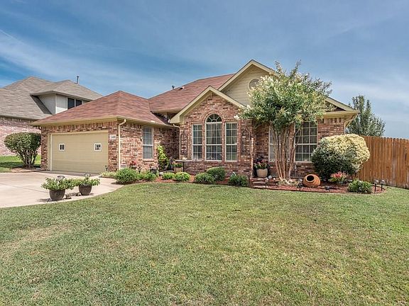 3rd image of 1408 Summercrest Ln