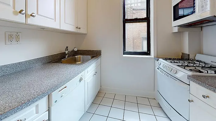 Rented by Manhattan Realty Group | media 14