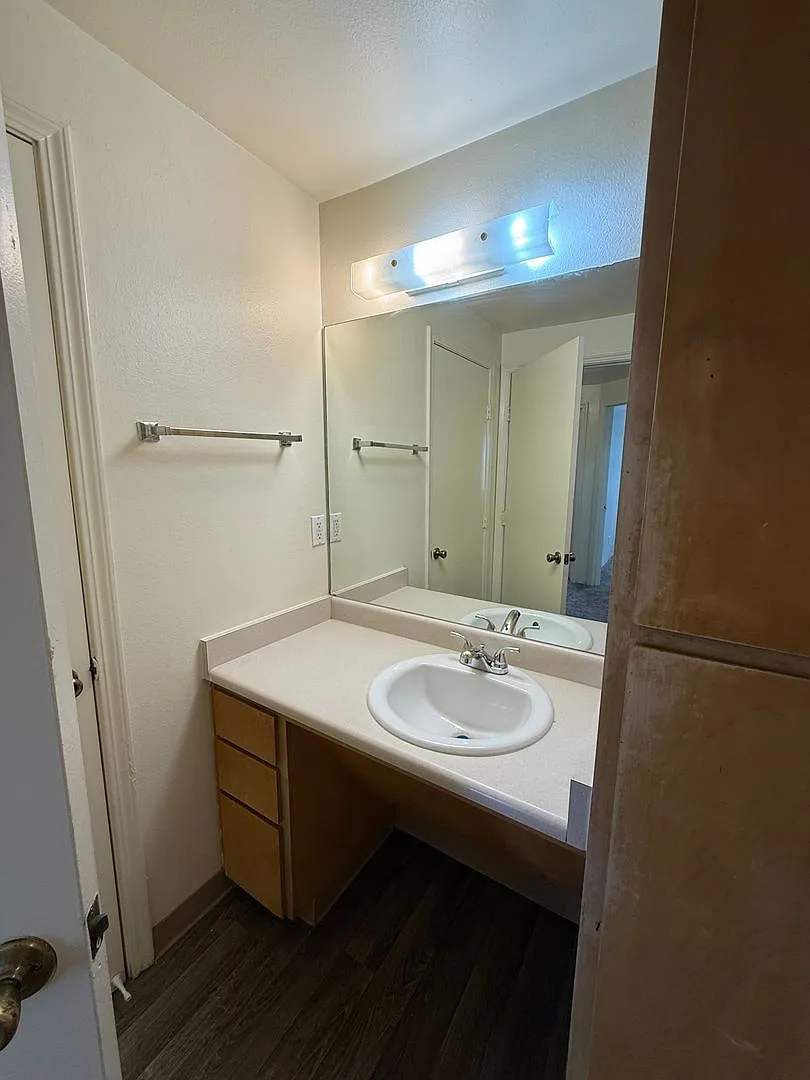 756 N Riverside Ave — Photo 3