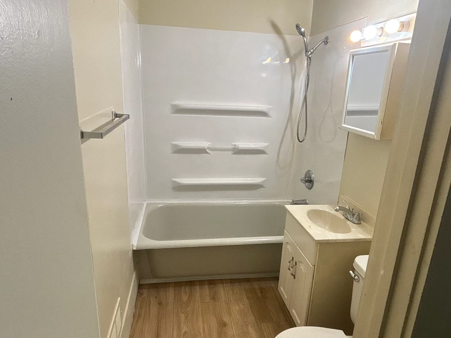 3 bed, 1200 sqft, $1,200 — Photo 4