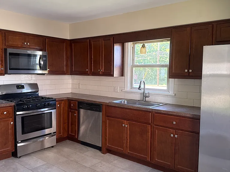 1813 Robbins Ave — Photo 2
