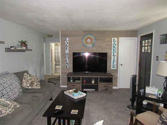 3rd image of 132 Oakridge Ave