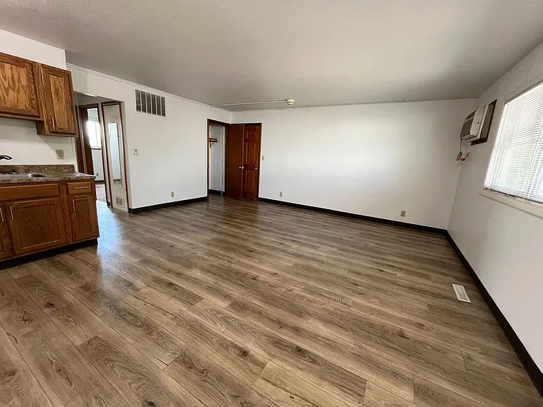 2332 S Duluth Ave — Photo 6
