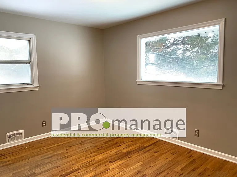 900 Spratt Ave — Photo 7