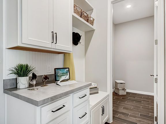 HovHall with cabinet space