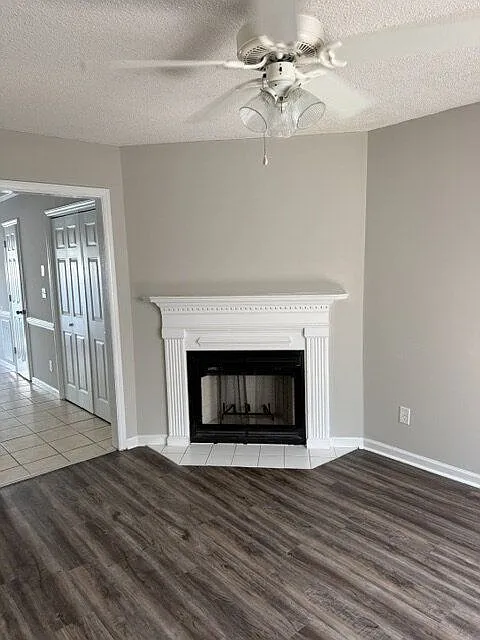 2 bed, 1.5 bath, 1041 sqft, $995 — Photo 3