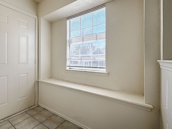 Entry way with a sitting area