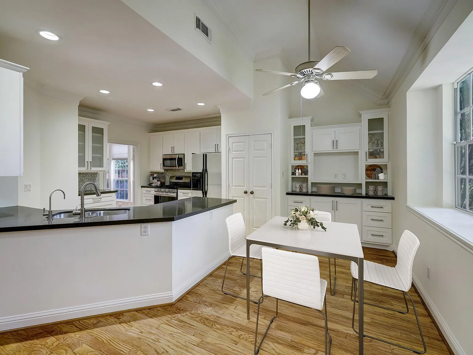3 bed, 2.5 bath, 2819 sqft, $4,000 — Photo 3