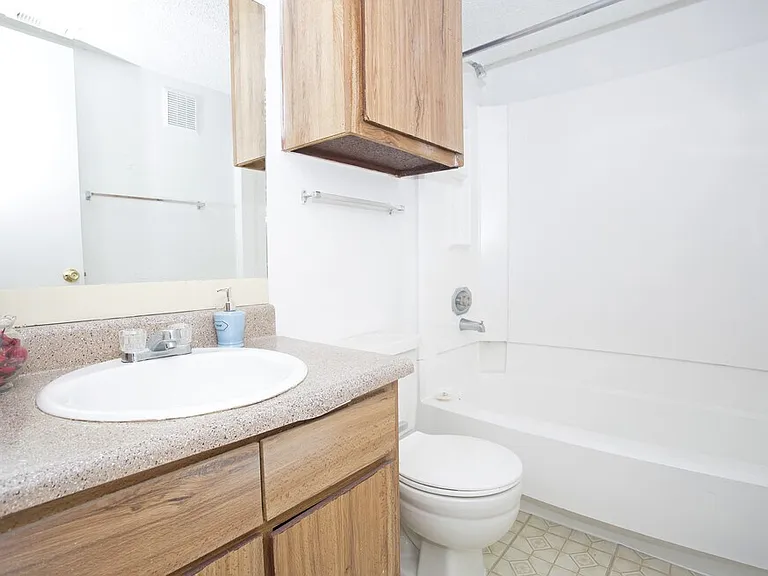 Villa Nueva Apartments — Photo 31