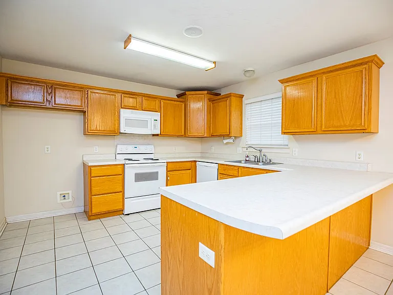 908 SW Cheyenne Dr — Photo 9