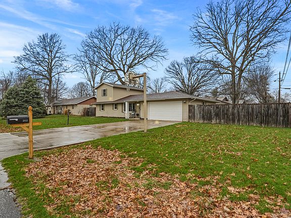 3rd image of 202 Cottonwood Dr
