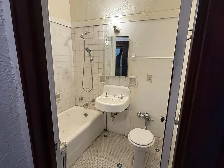 1242 W Highland Ave #11 — Photo 2