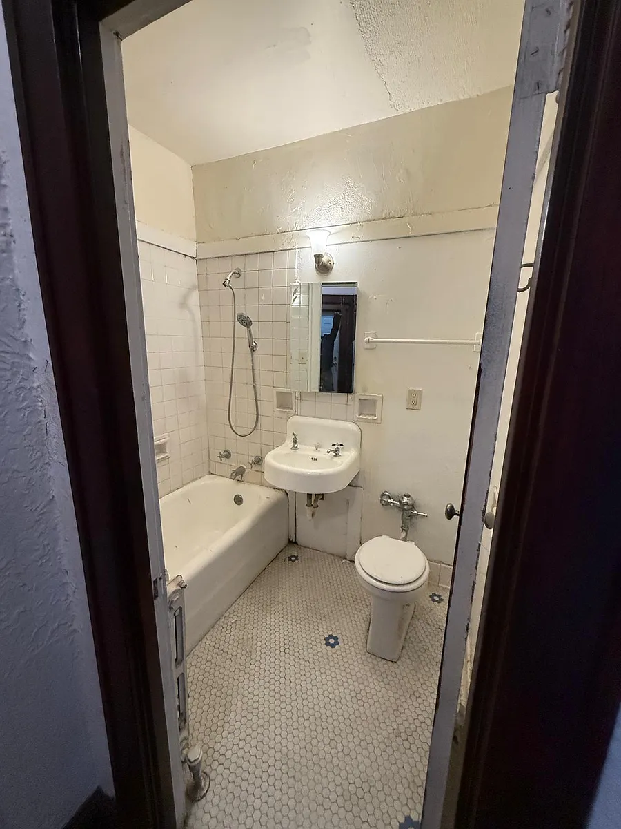 Building Photo - 1242 W Highland Ave #11