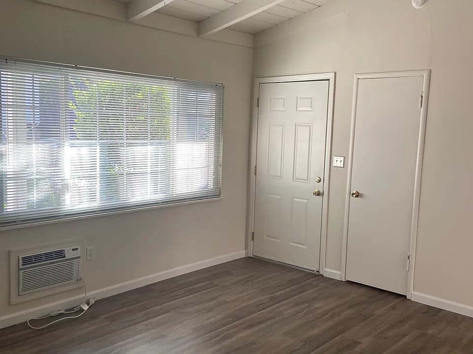 Entry/living room