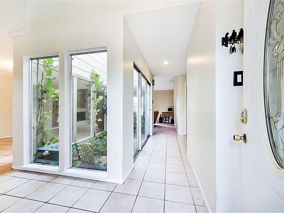 4th image of 3409 Coachlight Ln