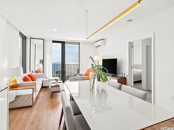5th image of 987 Queen St #3602