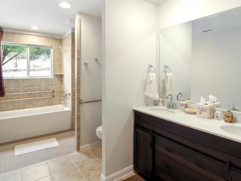 21102 Niagara Cv — Photo 9