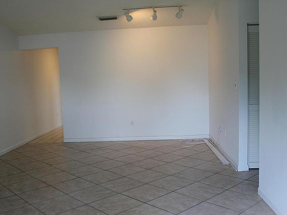 3rd image of 3807 Woodridge Ter
