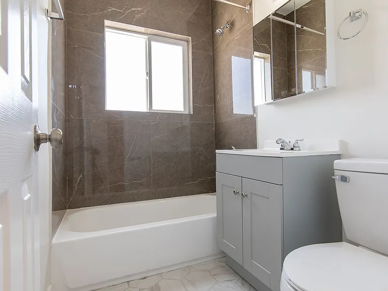 Charming Apartment with Urban Convenience — Photo 15