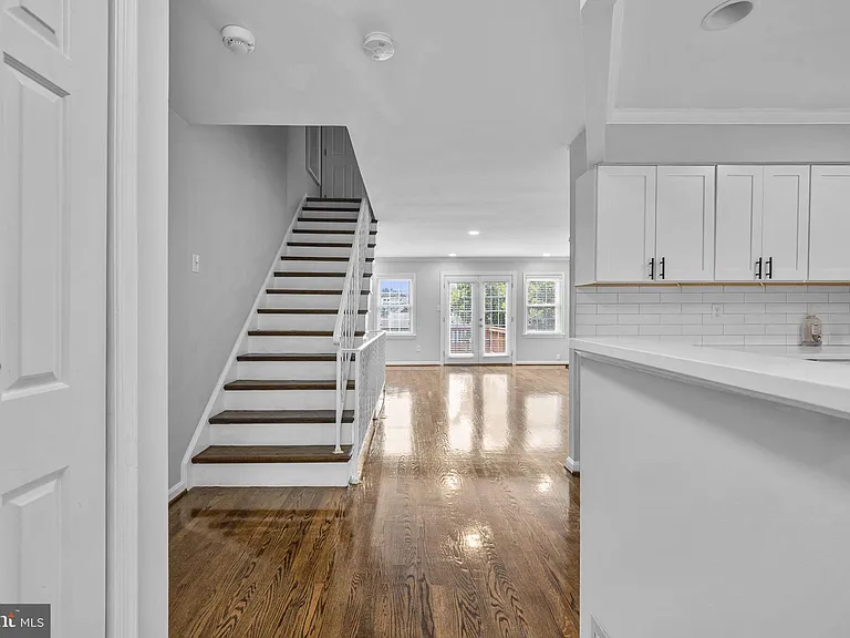 2035 S Glebe Rd — Photo 3