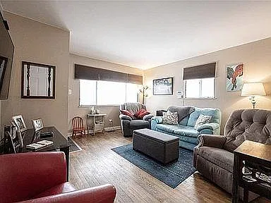 3 bed, 1008 sqft, $1,745 — Photo 4