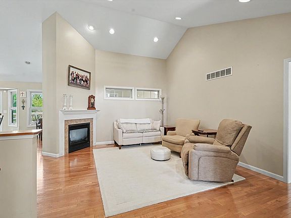 4th image of 2110 E Amber Ln