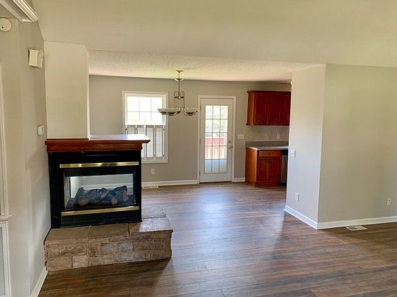 3rd image of 3615 Castlebrooke Ln