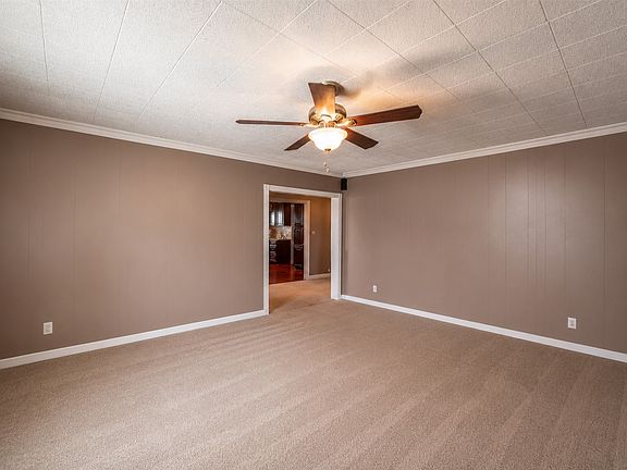 3rd image of 909 N Main St