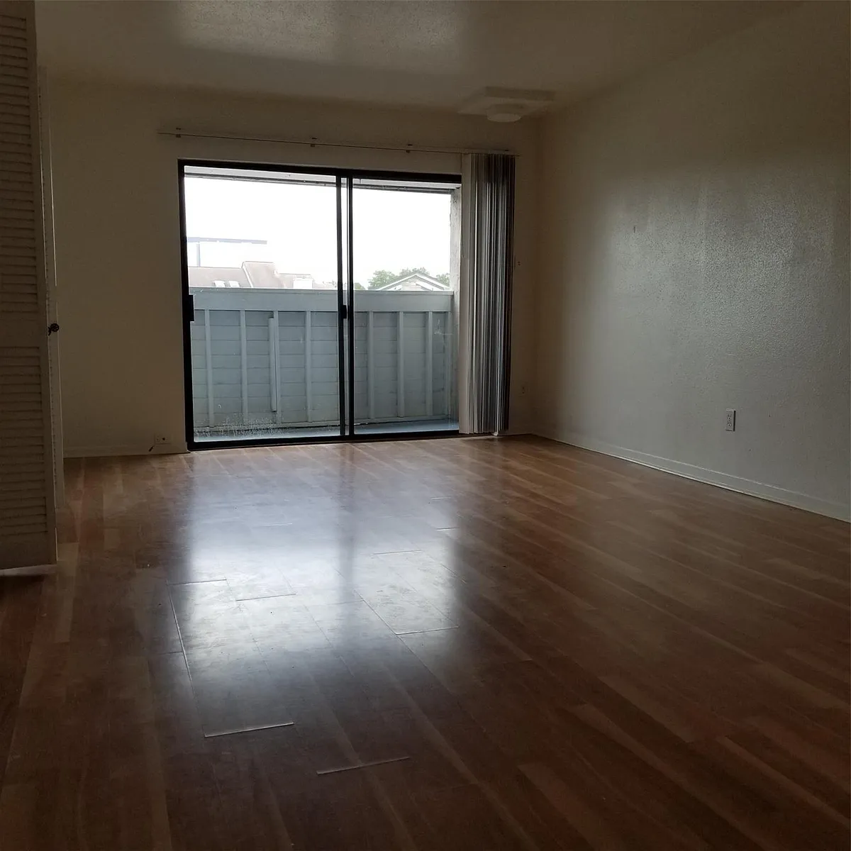 Building Photo - 3015 Walnut Bend Ln #33