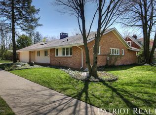 946 Bellclaire Ave SE, East Grand Rapids, MI 49506