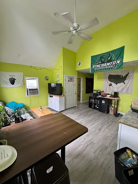 6 bed, 2520 sqft, $3,600 — Photo 2