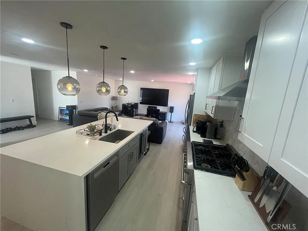 4 bed, 1923 sqft, $6,750 — Photo 4