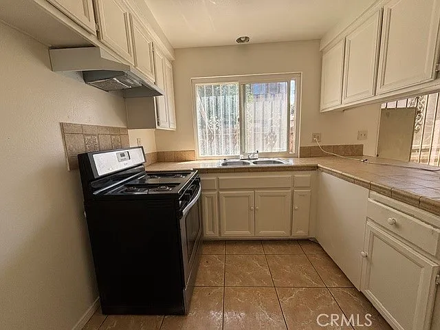 3 bed, 1.5 bath, 1326 sqft, $2,450 — Photo 2