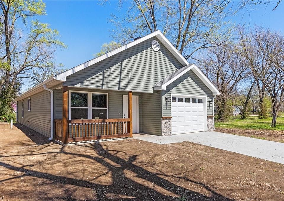 124 E Pacific Ave, Osawatomie, KS 66064 MLS 2424113 Zillow