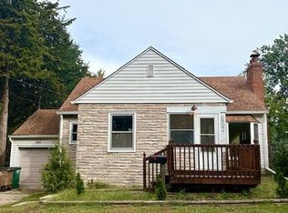 6807 Forest Ct, Windsor Heights, IA 50324