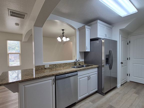 3rd image of 1000 E Bluff View Dr Unit 32
