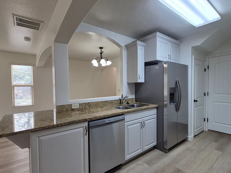 1000 E Bluffview Dr #32 — Photo 4