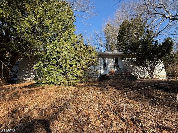 3rd image of 418 River Rd