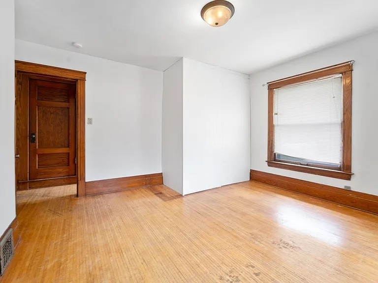 513 W 22nd St — Photo 10