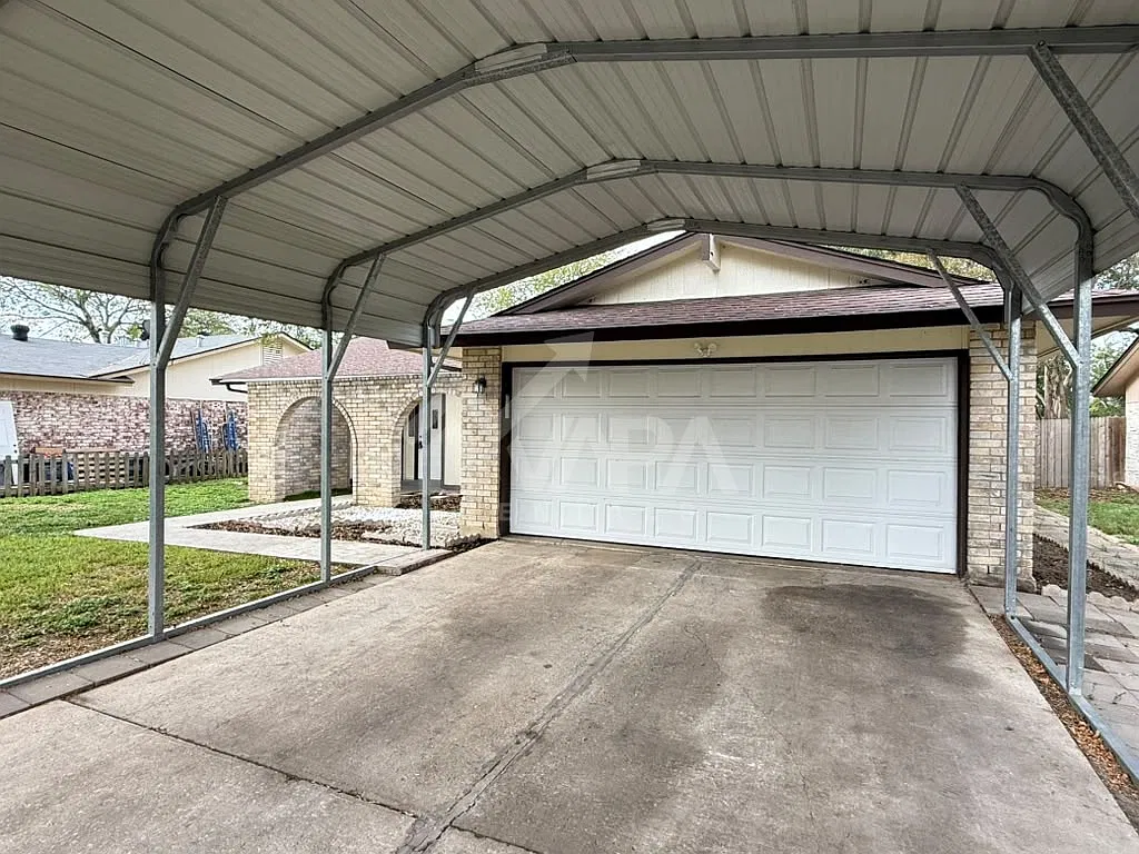 3 bed, 1353 sqft, $2,000 — Photo 2