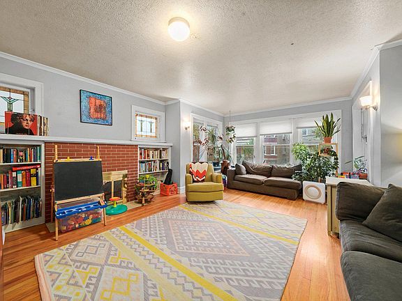 4th image of 2439 W Eastwood Ave