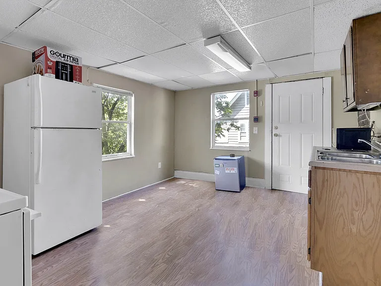 352 Stewart St — Photo 8